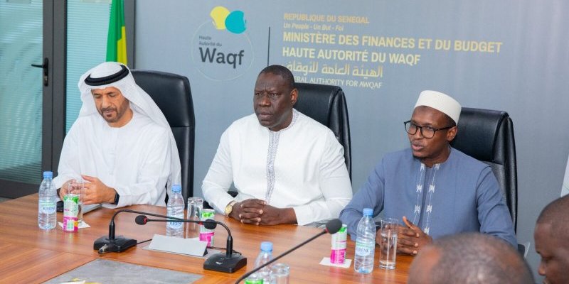 Visite de l’Ambassadeur des Émirats Arabes Unis à la Haute Autorité du Waqf 